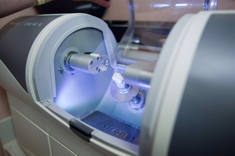 Máquina de tallado CEREC en nuestra clínica dental en Providencia.